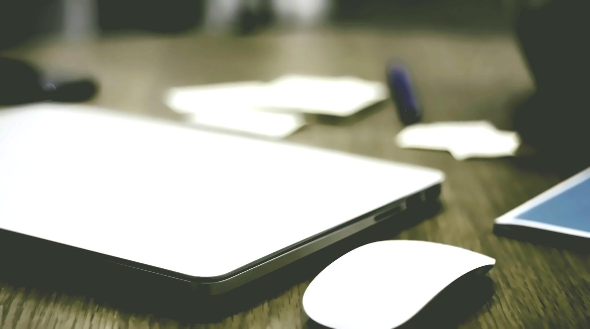 Estudiante analizando gráficos económicos en computadora