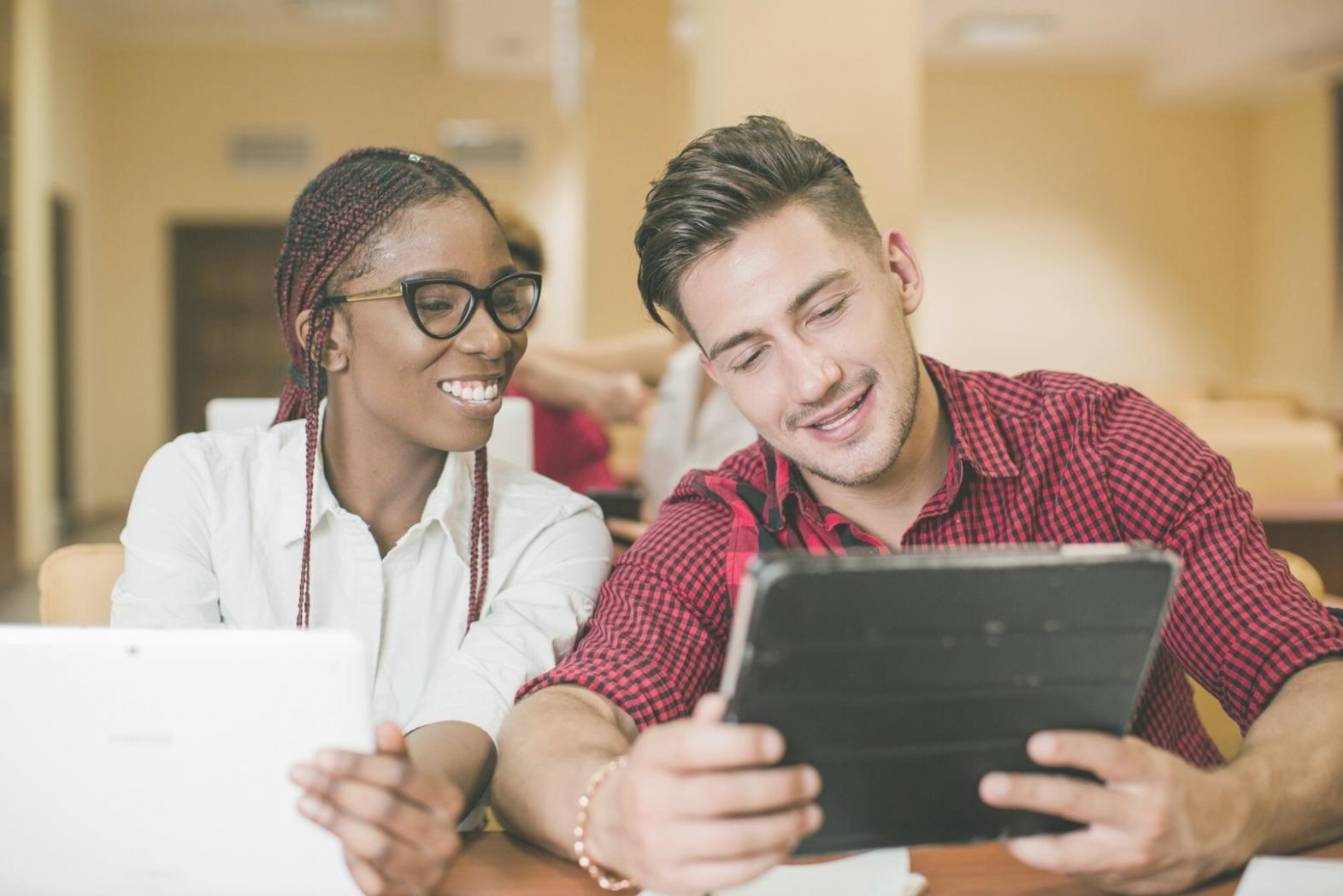 Herramientas de análisis económico y calendario en computadora portátil