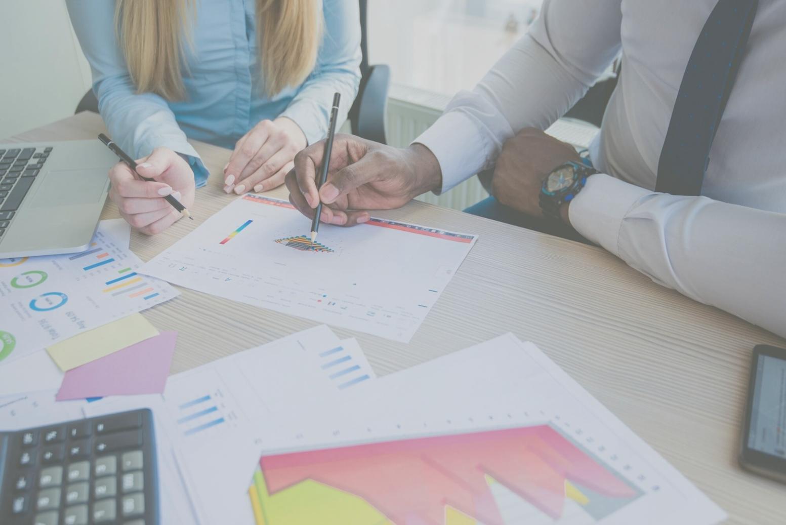 Estudiantes aplicando conocimientos de análisis macroeconómico